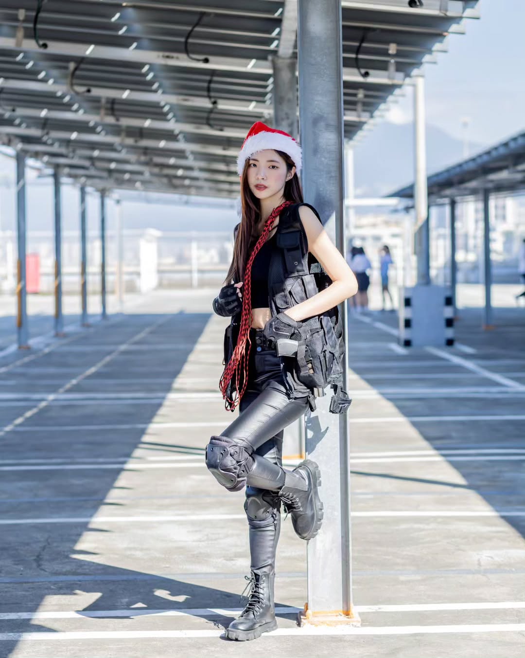 【正妹】溜溜铁血武装少女写真，街头英姿飒爽！