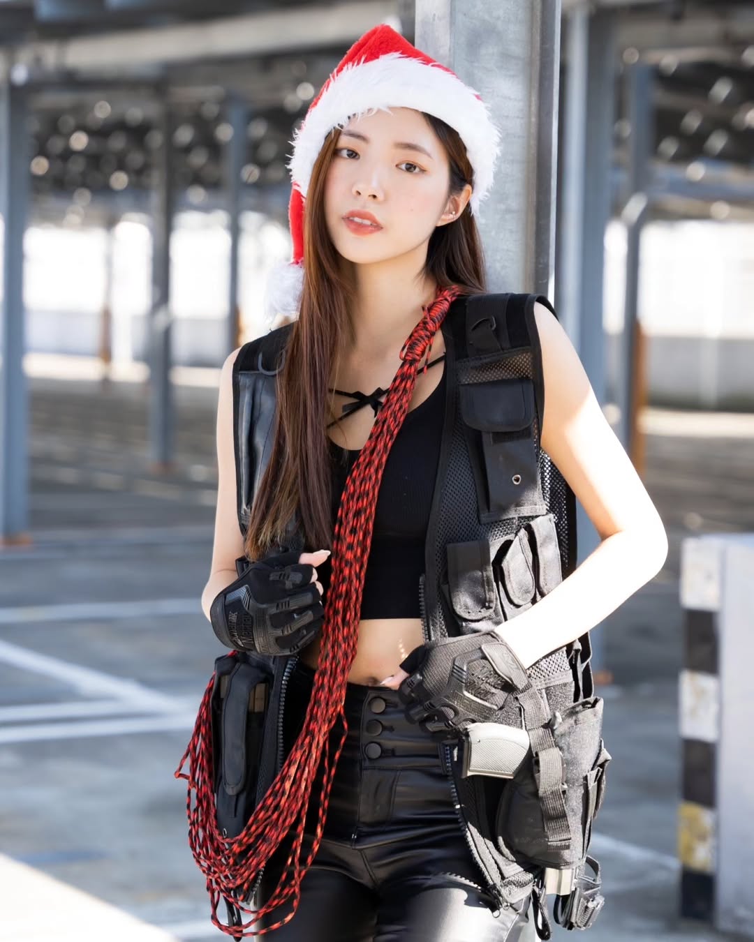 【正妹】溜溜铁血武装少女写真，街头英姿飒爽！