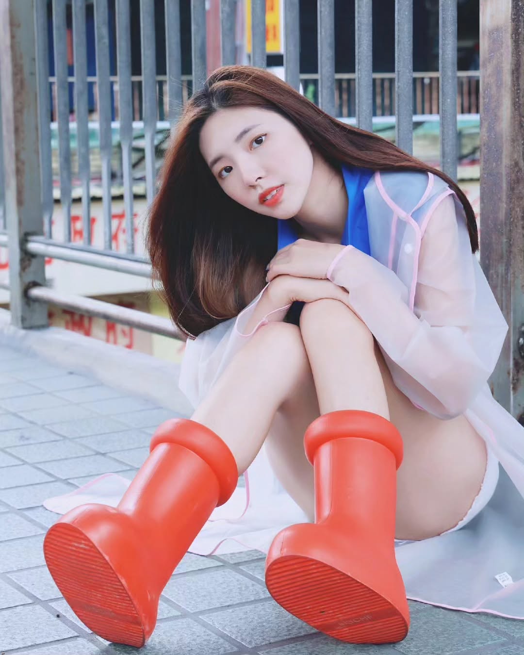 【正妹】溜溜穿铁臂阿童木的靴子街拍，湿冷的天气来了阿！