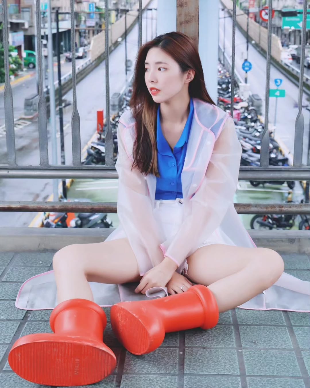 【正妹】溜溜穿铁臂阿童木的靴子街拍，湿冷的天气来了阿！