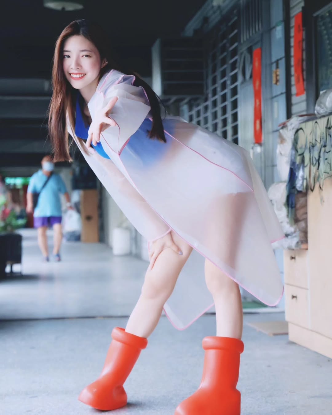 【正妹】溜溜穿铁臂阿童木的靴子街拍,湿冷的天气来了阿!