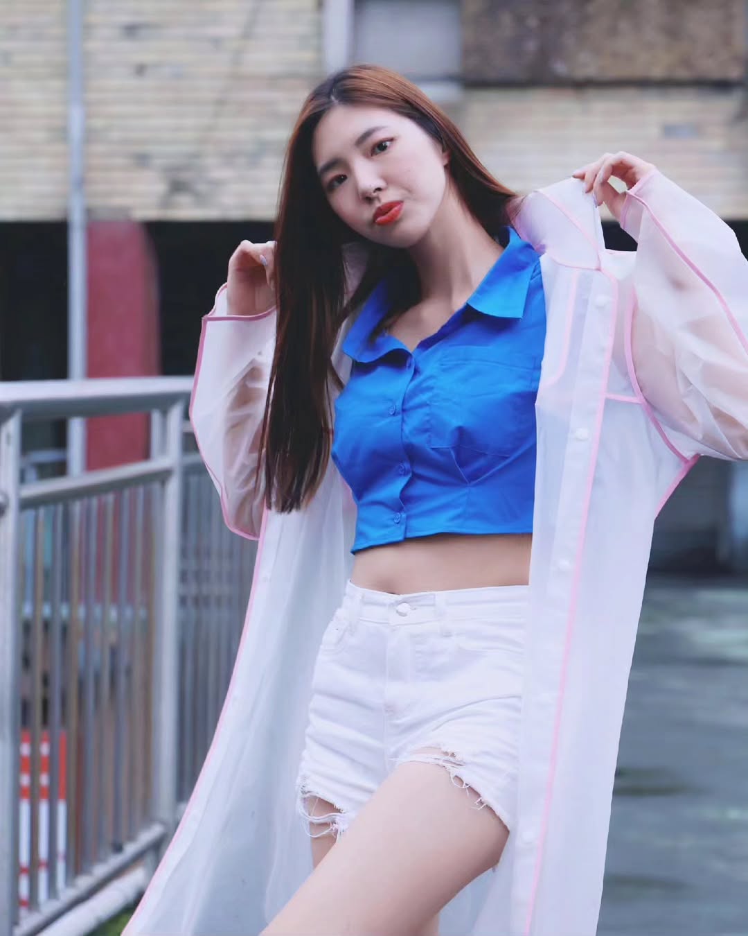 【正妹】溜溜穿铁臂阿童木的靴子街拍,湿冷的天气来了阿!