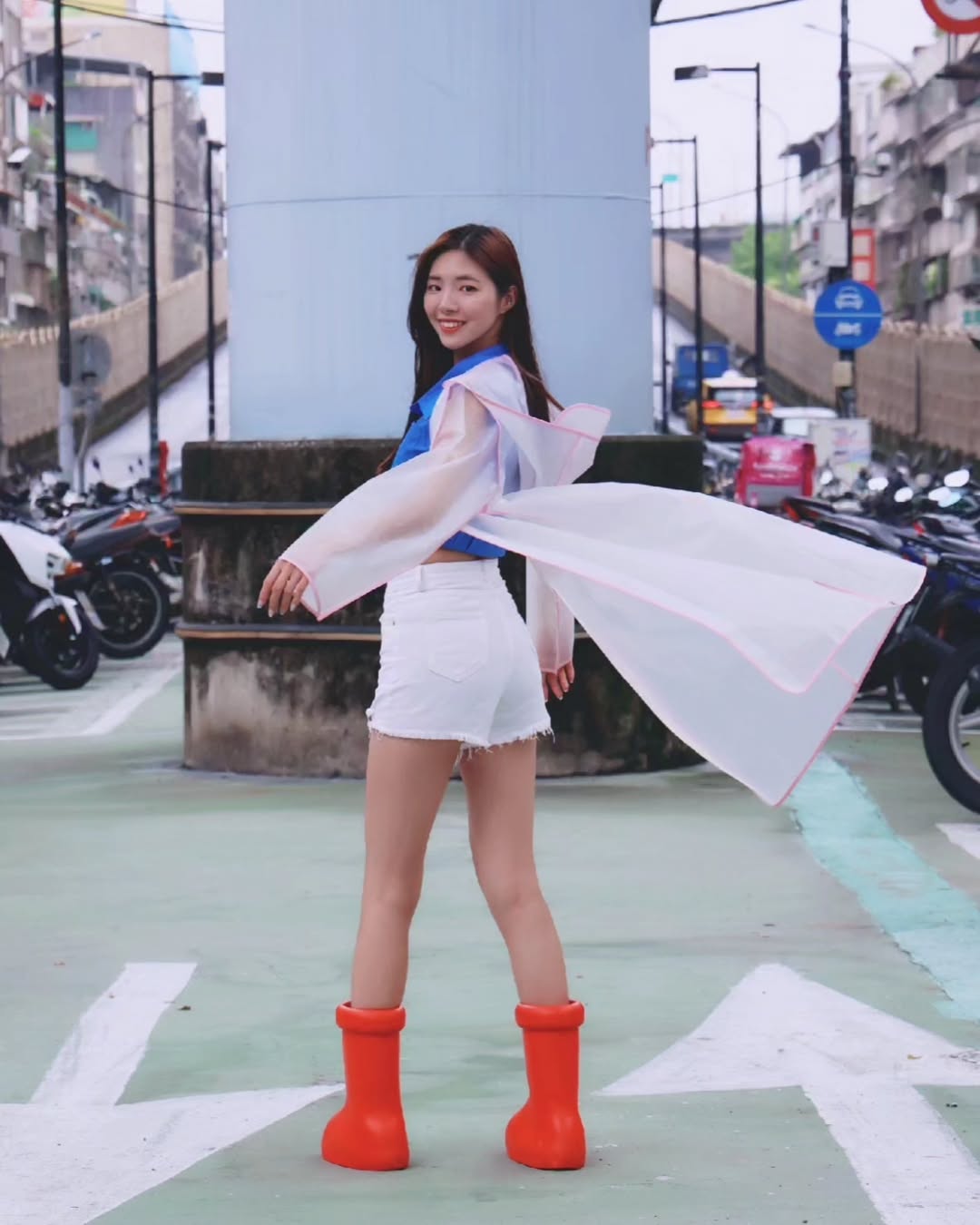 【正妹】溜溜穿铁臂阿童木的靴子街拍，湿冷的天气来了阿！