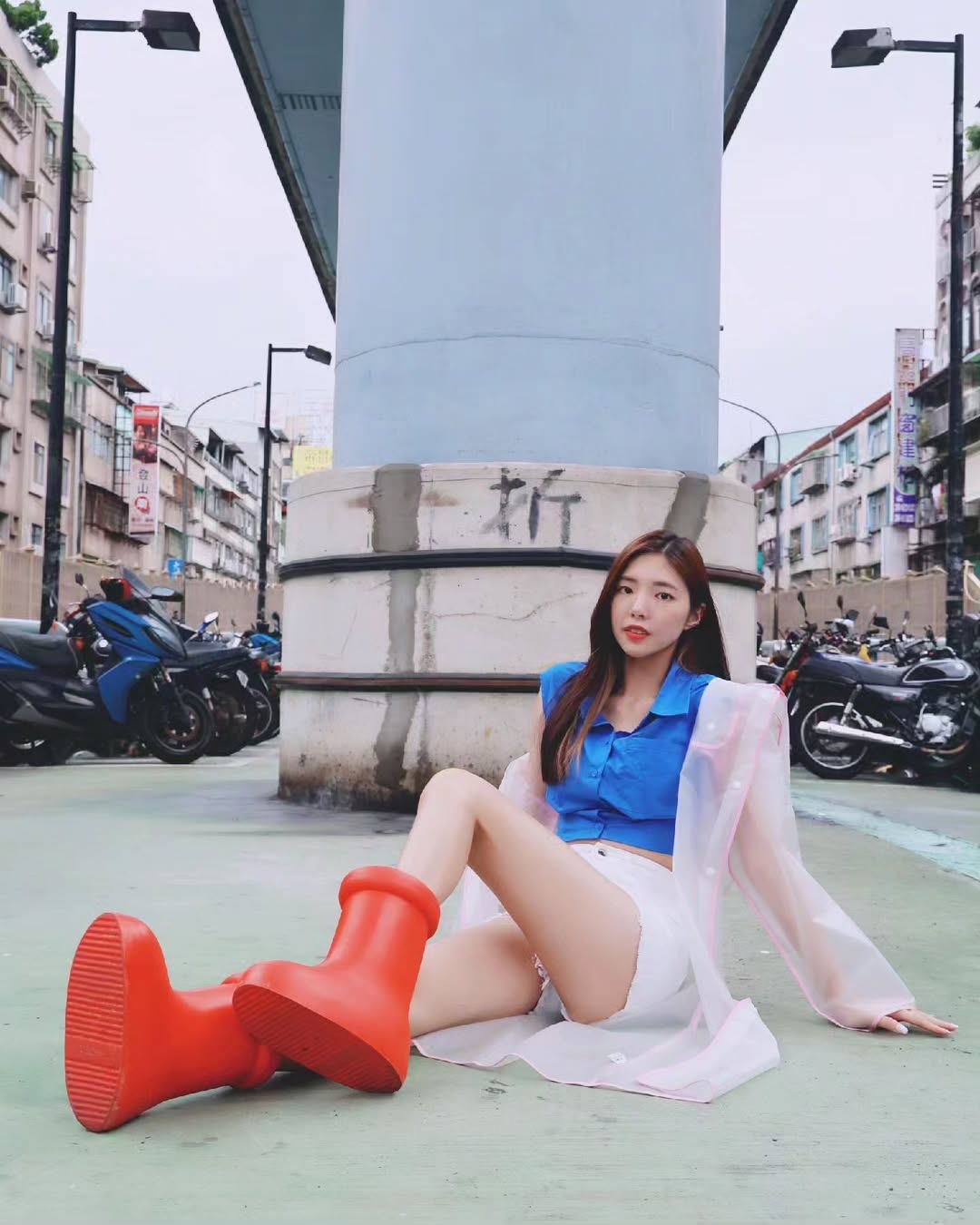 【正妹】溜溜穿铁臂阿童木的靴子街拍，湿冷的天气来了阿！