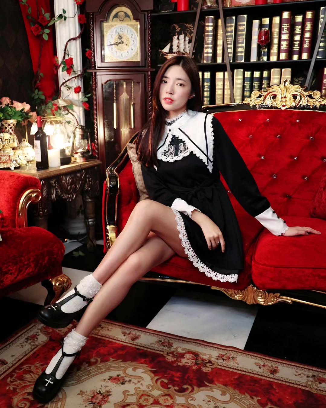 【正妹】溜溜修女裙欧式房间写真，坐沙发上妖娆的姿态！