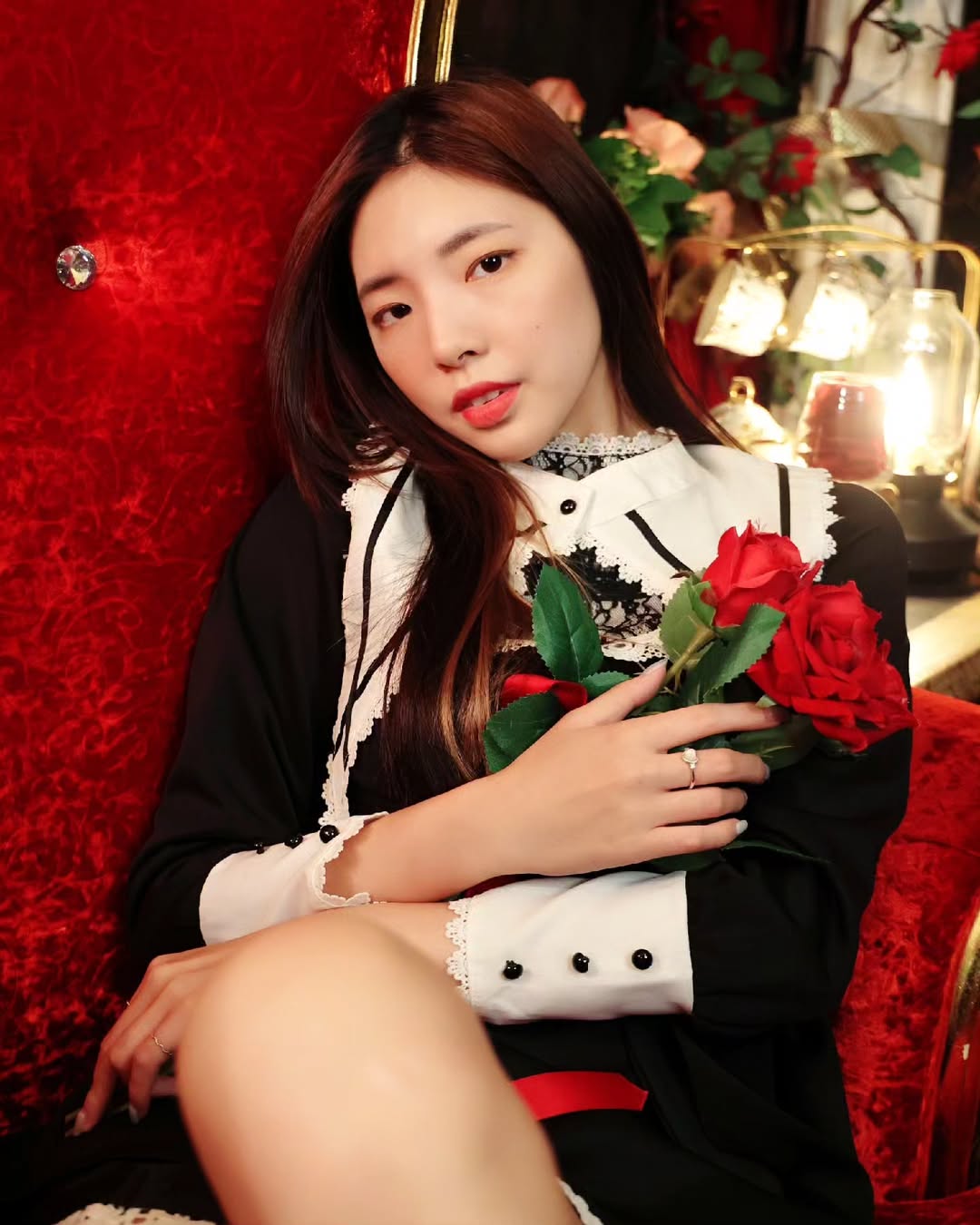 【正妹】溜溜修女裙欧式房间写真，坐沙发上妖娆的姿态！