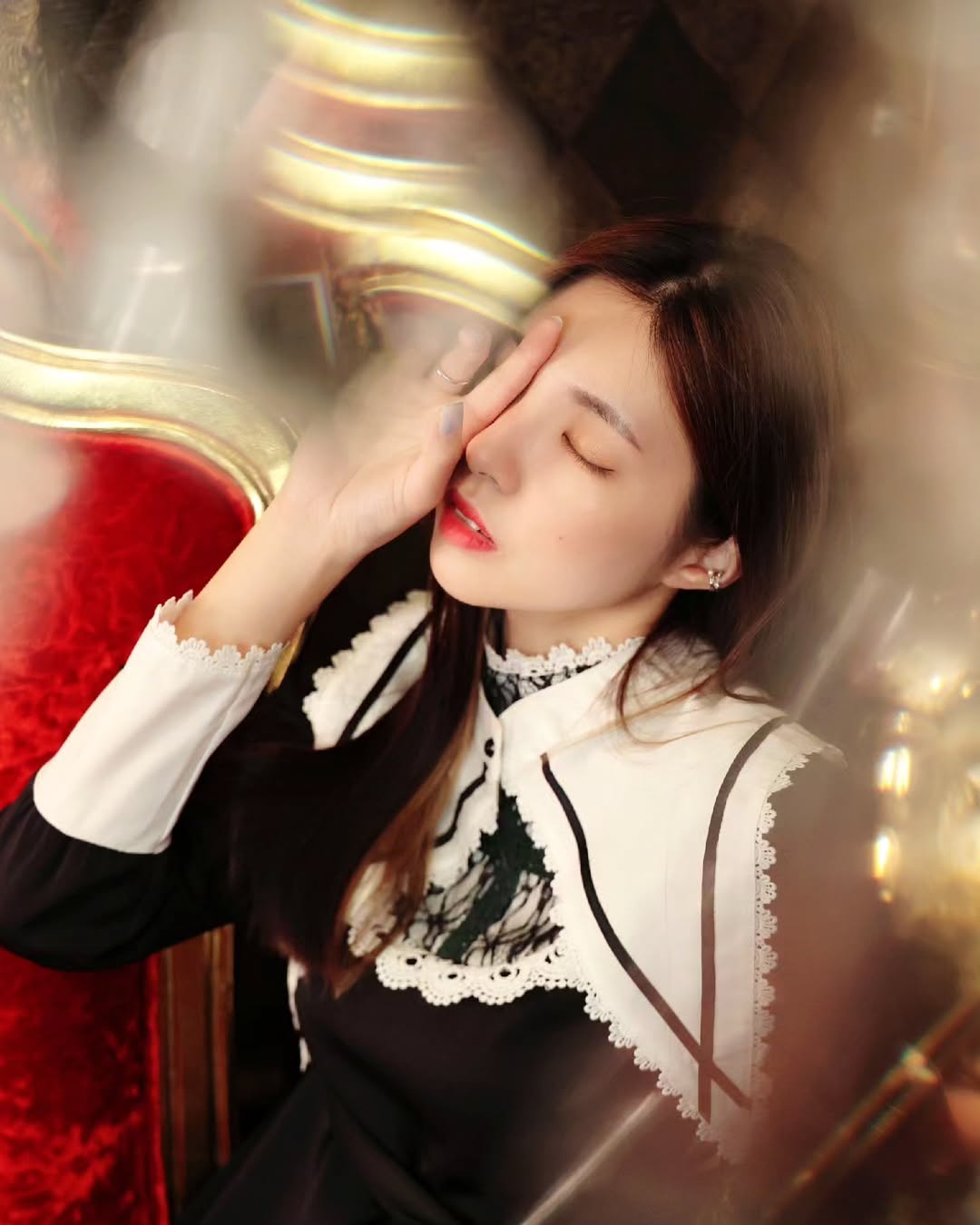 【正妹】溜溜修女裙欧式房间写真，坐沙发上妖娆的姿态！