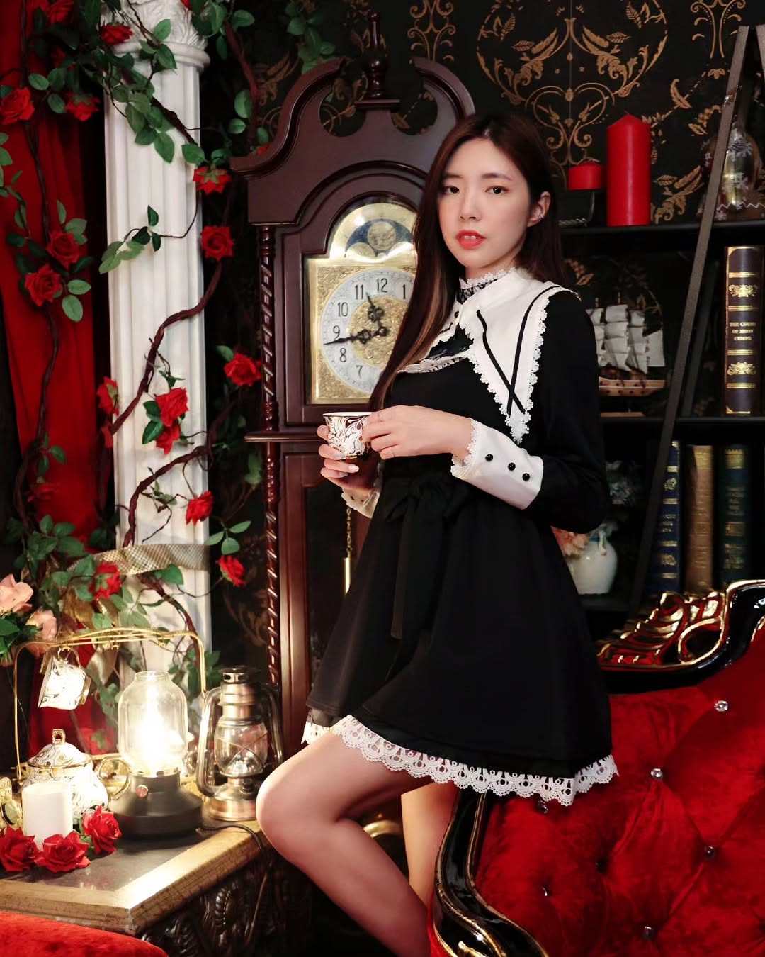 【正妹】溜溜修女裙欧式房间写真，坐沙发上妖娆的姿态！