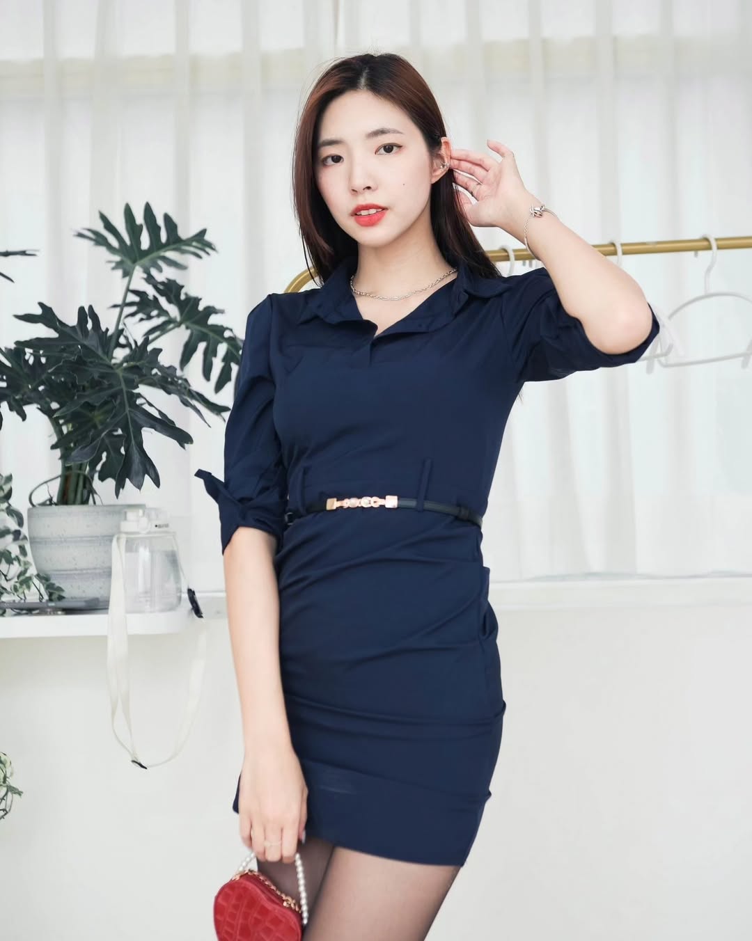 【正妹】溜溜黑丝韩系蓝连衣裙穿搭，简洁线条与端庄气质！