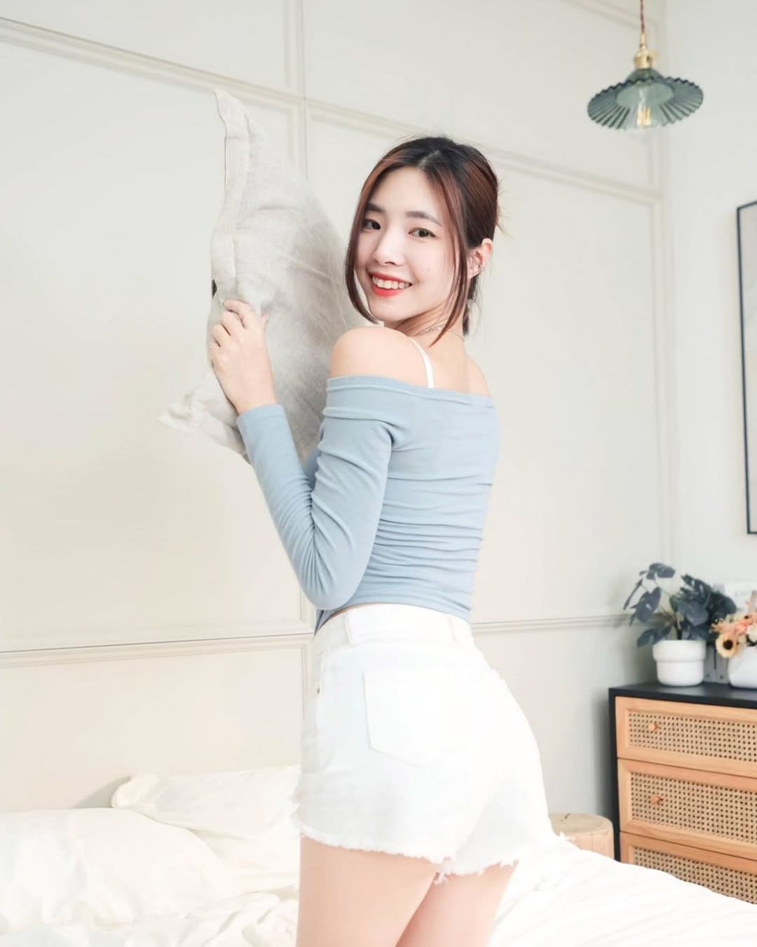 【正妹】溜溜床上私房照，性感气质并存的迷人风格！