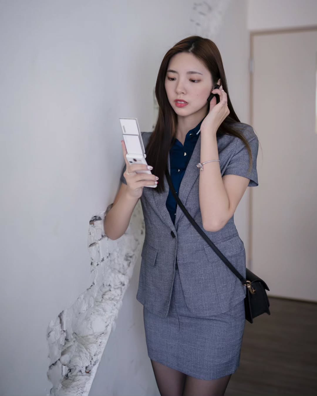 【正妹】溜溜黑丝OL职业装，职场女性的庄重与迷人魅力！