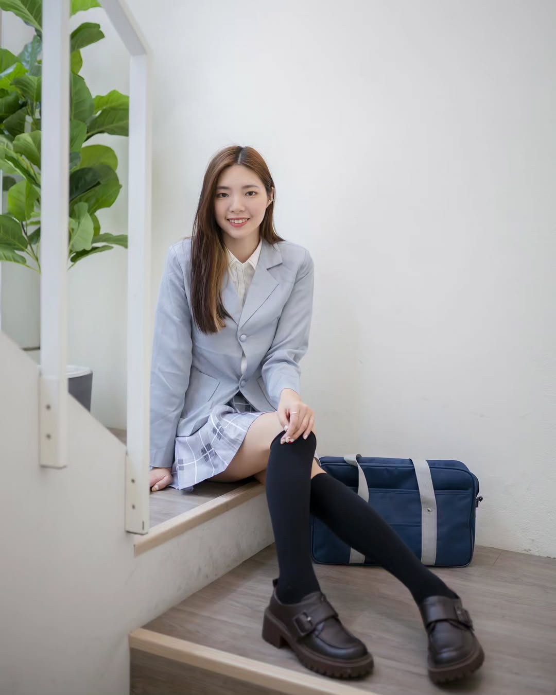 【正妹】溜溜西装格子裙写真，散发着含蓄而迷人的魅力！