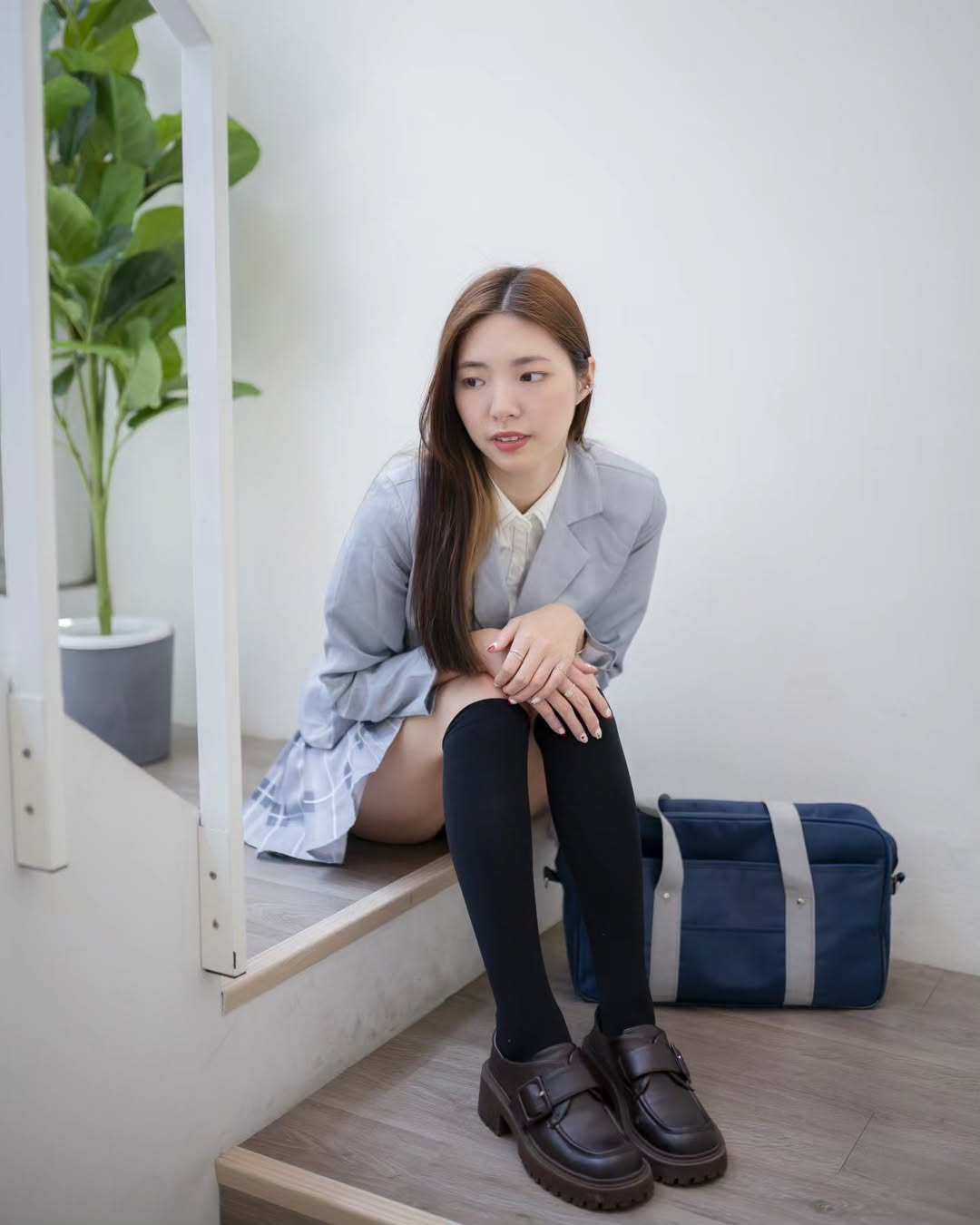 【正妹】溜溜西装格子裙写真，散发着含蓄而迷人的魅力！