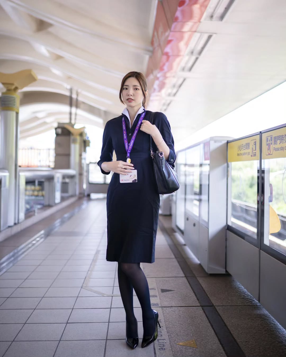 【正妹】溜溜黑丝空姐制服写真，优雅气场与自信风采！