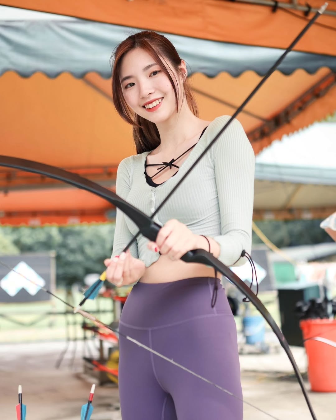 【正妹】溜溜瑜伽裤射箭练习场，魅力与艺术美感的画面！