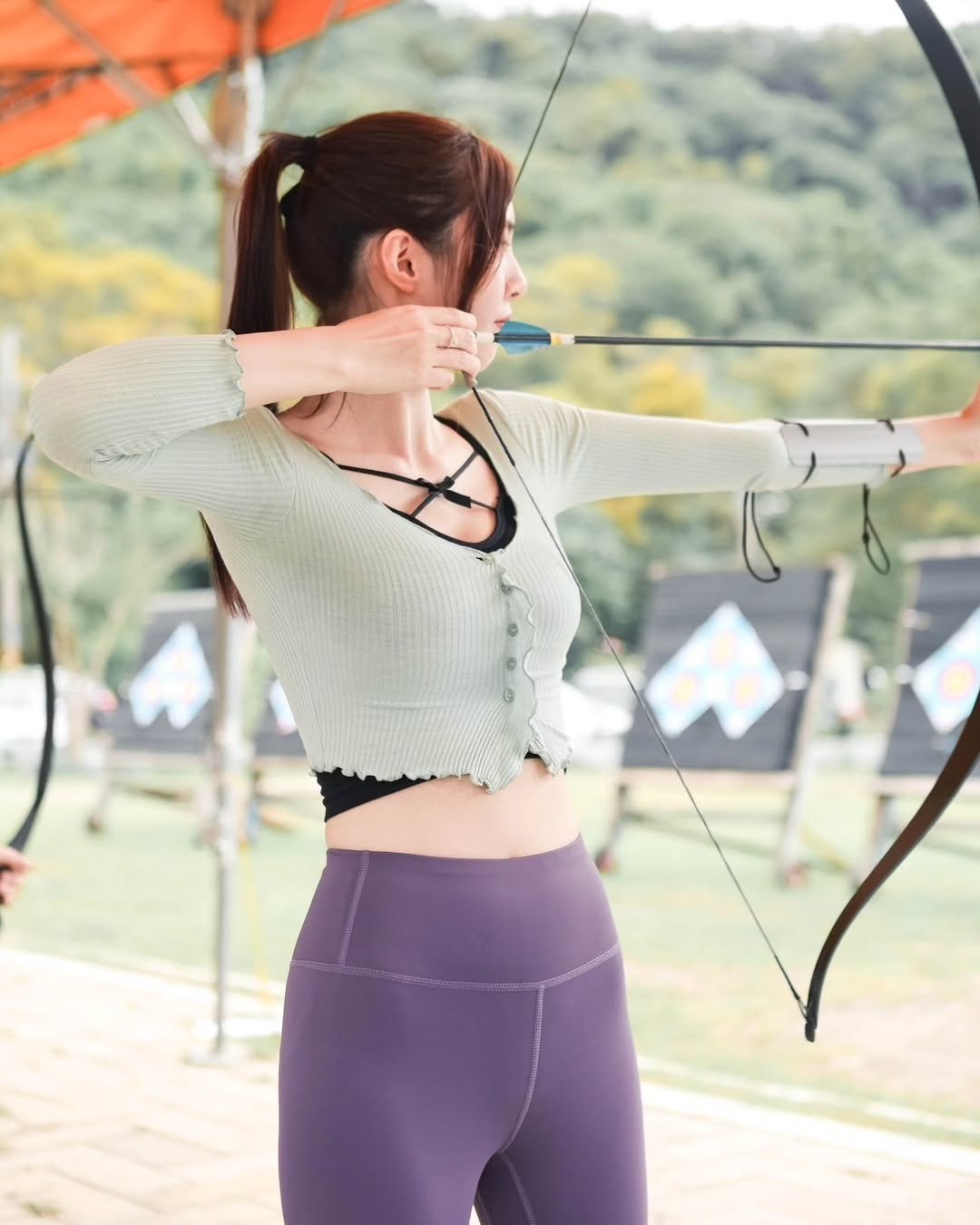 【正妹】溜溜瑜伽裤射箭练习场，魅力与艺术美感的画面！