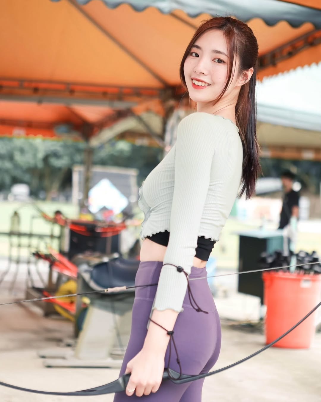 【正妹】溜溜瑜伽裤射箭练习场，魅力与艺术美感的画面！