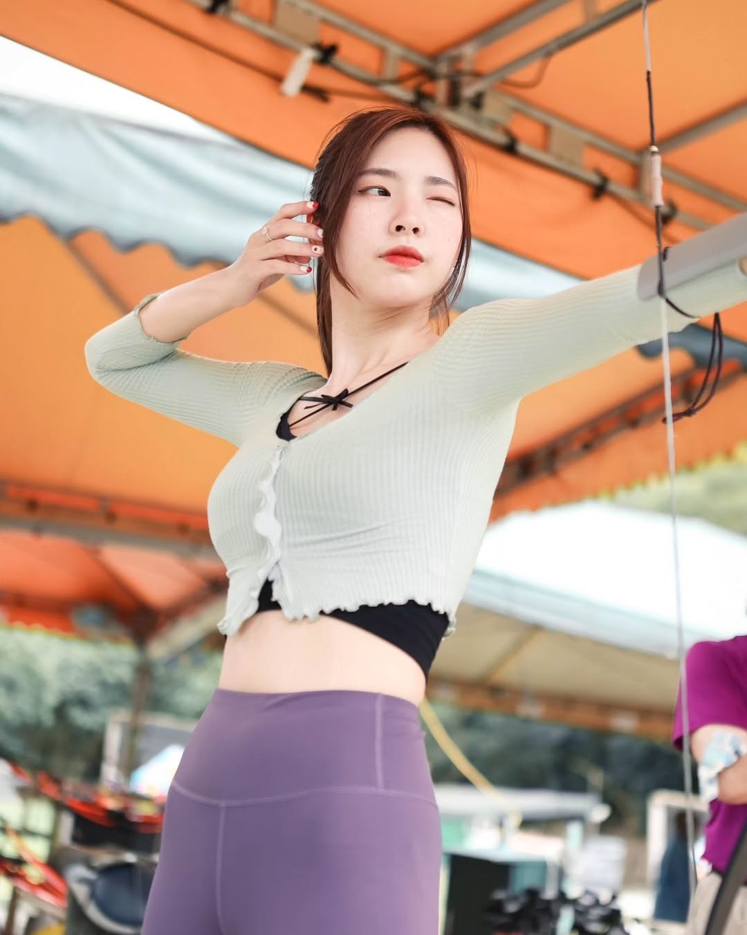 【正妹】溜溜瑜伽裤射箭练习场，魅力与艺术美感的画面！