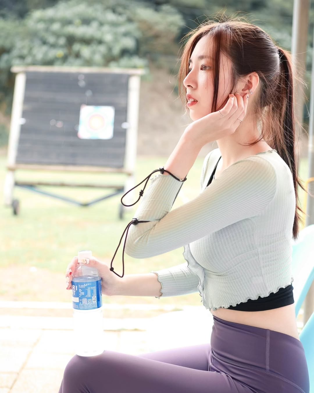 【正妹】溜溜瑜伽裤射箭练习场，魅力与艺术美感的画面！