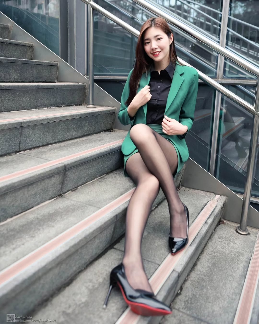 【正妹】溜溜黑丝职业装街拍，气质与优雅并存的表达！