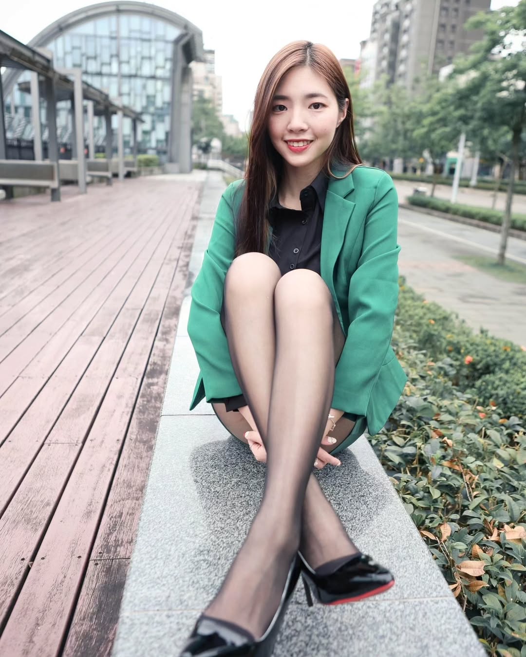 【正妹】溜溜黑丝职业装街拍，气质与优雅并存的表达！