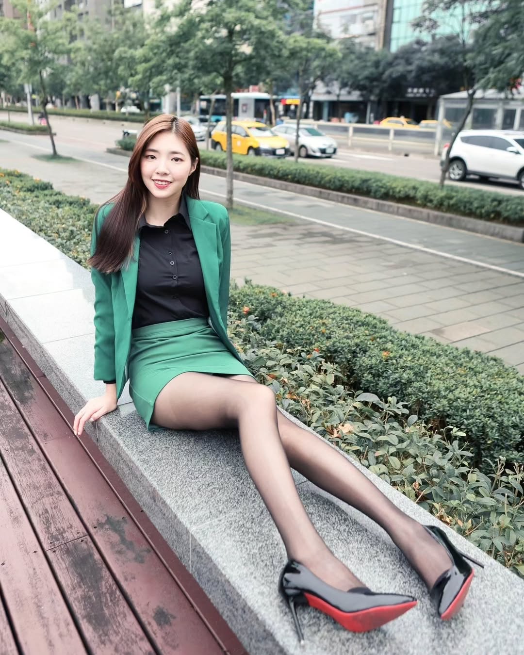 【正妹】溜溜黑丝职业装街拍，气质与优雅并存的表达！