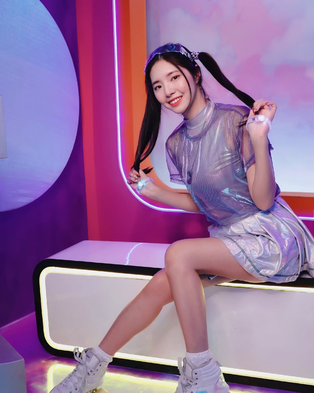 【正妹】溜溜双马尾搭配幻彩裙旱冰鞋，甜美一瞬间悄然融合！