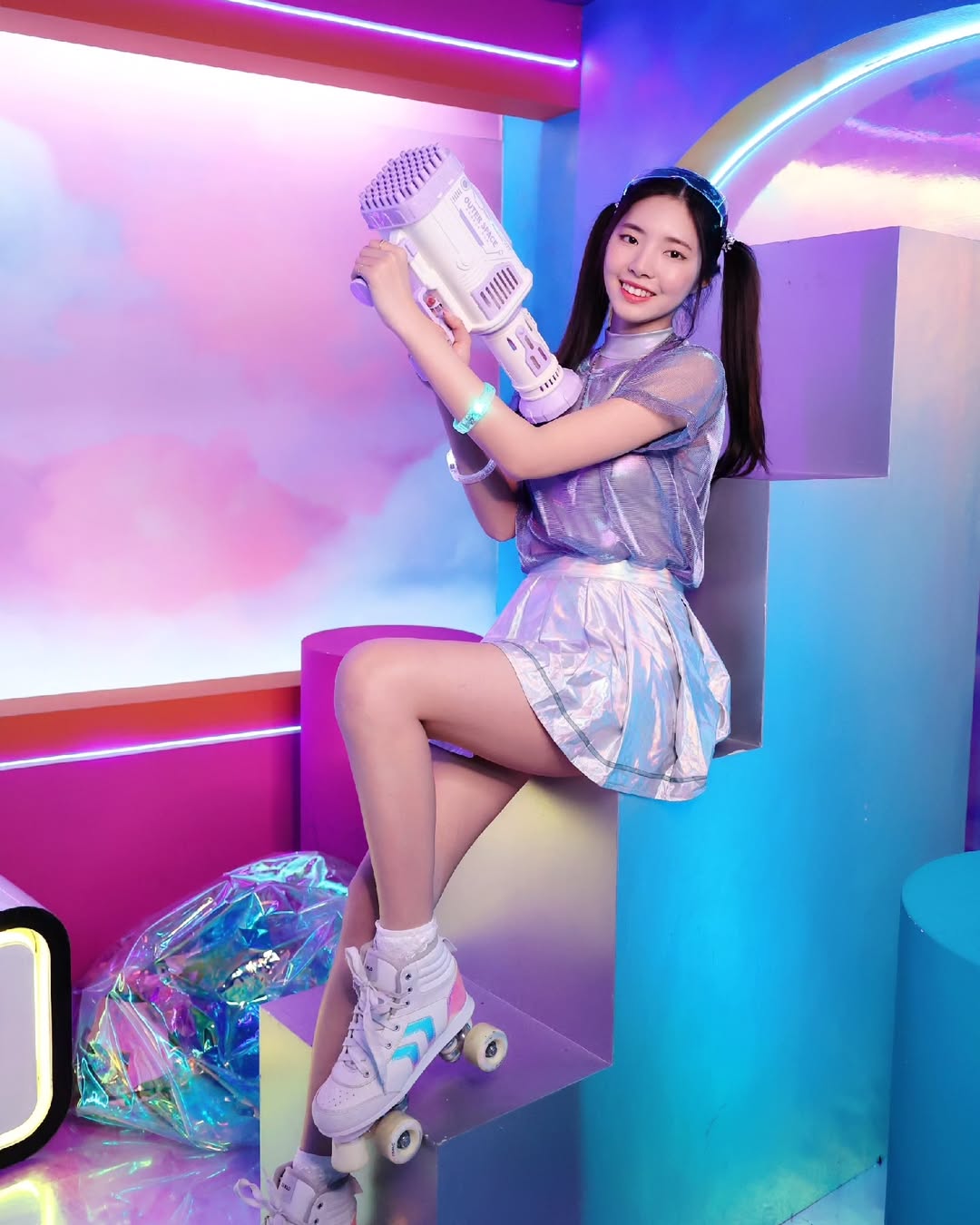 【正妹】溜溜双马尾搭配幻彩裙旱冰鞋，甜美一瞬间悄然融合！