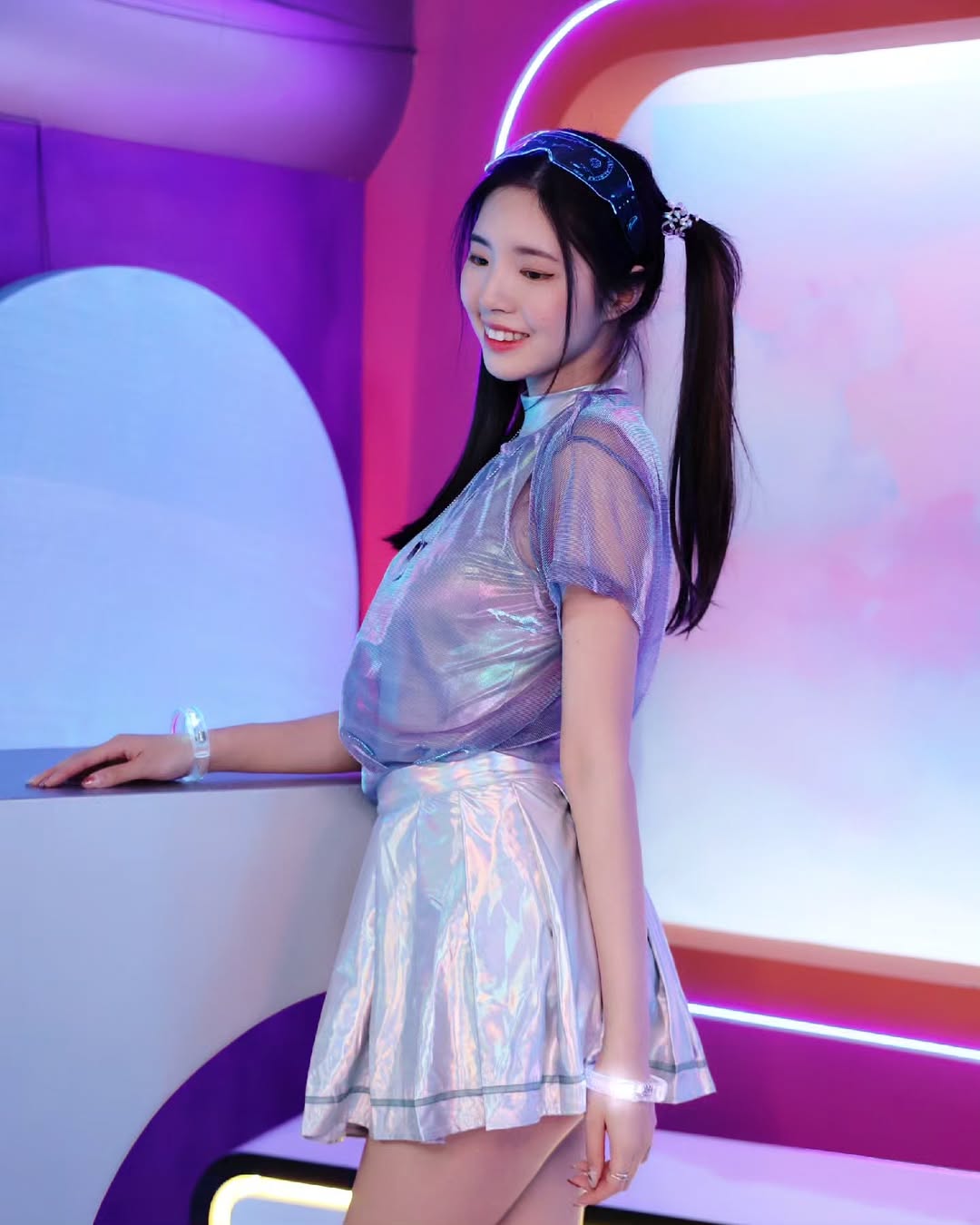 【正妹】溜溜双马尾搭配幻彩裙旱冰鞋，甜美一瞬间悄然融合！