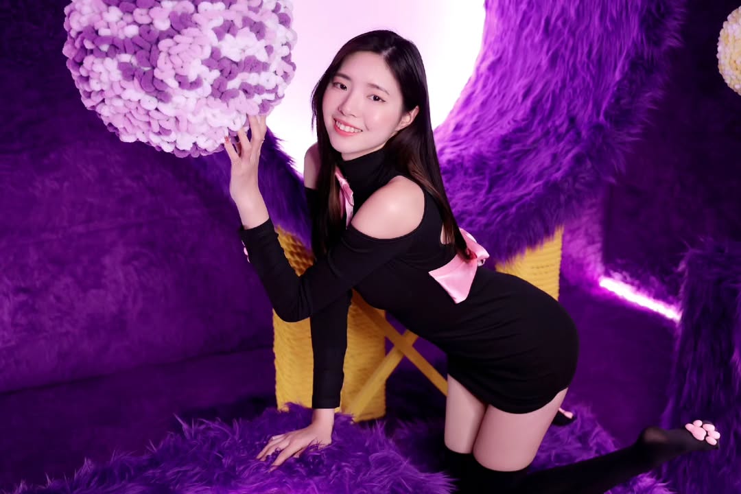 【正妹】溜溜黑丝猫咪装写真第二季，从梦境里剪下来的片段！