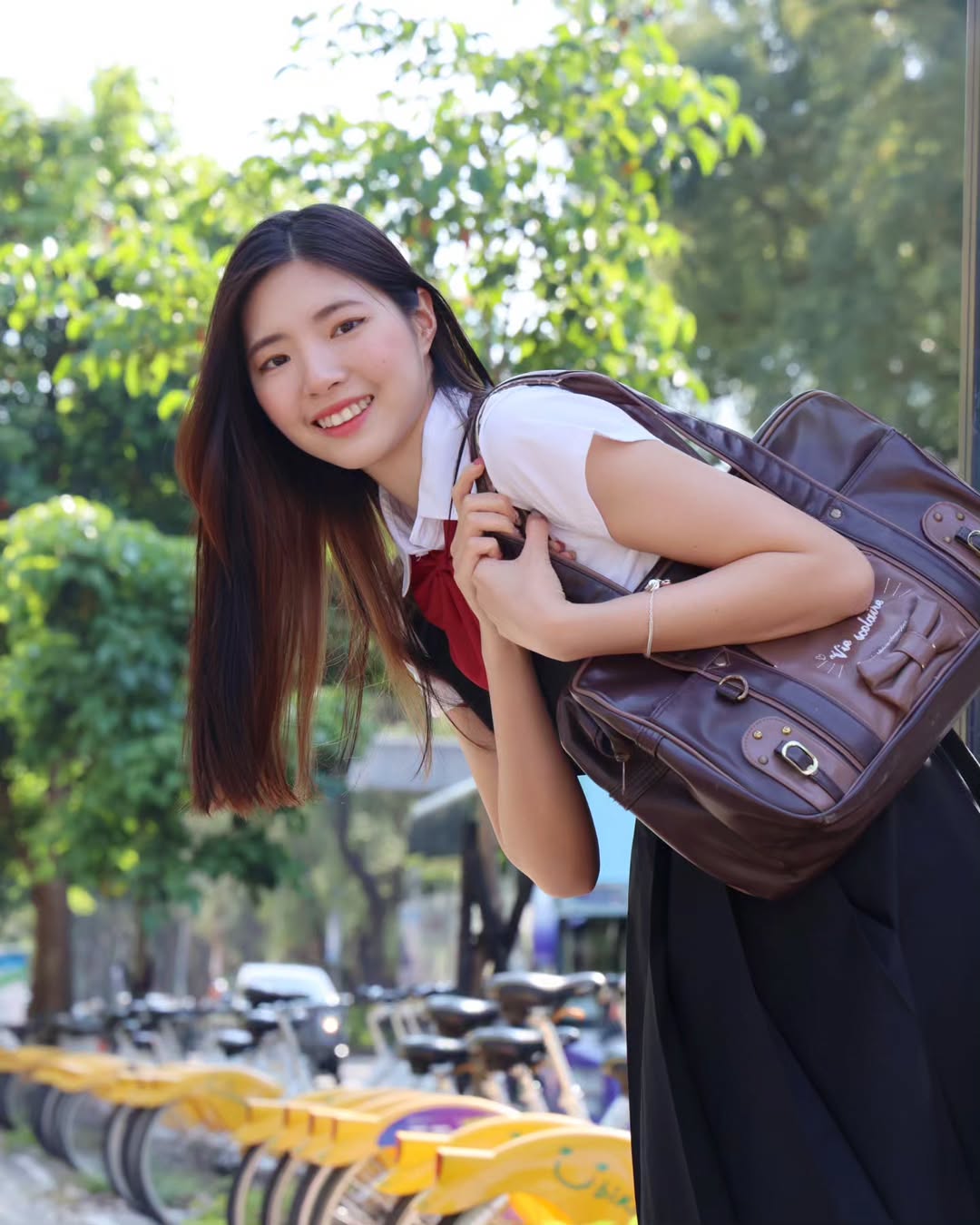 【正妹】溜溜韩国高中生校服逛公园，造型在端庄与随性的美！