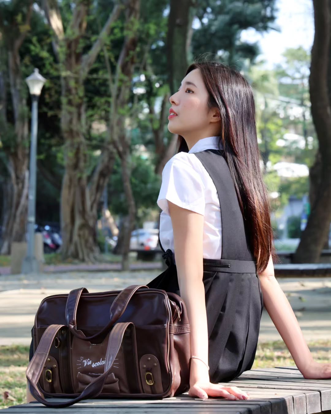 【正妹】溜溜韩国高中生校服逛公园，造型在端庄与随性的美！