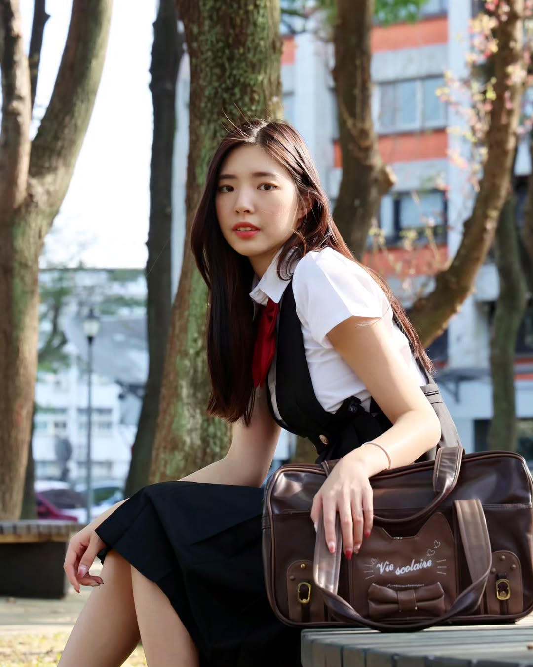 【正妹】溜溜韩国高中生校服逛公园，造型在端庄与随性的美！