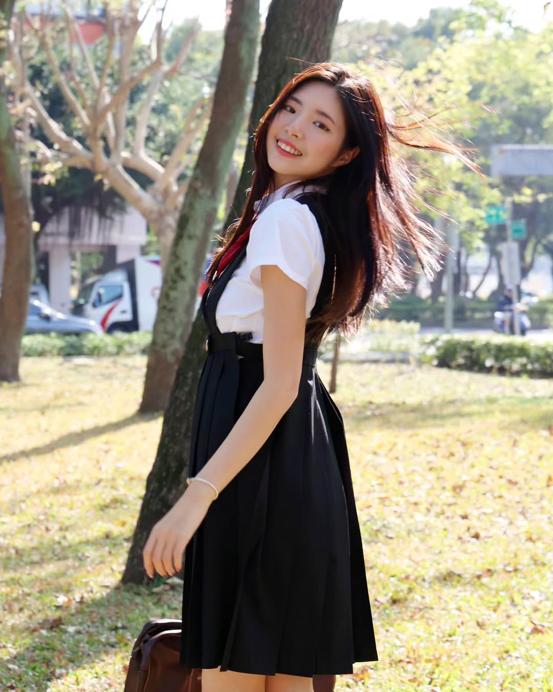 【正妹】溜溜韩国高中生校服逛公园，造型在端庄与随性的美！