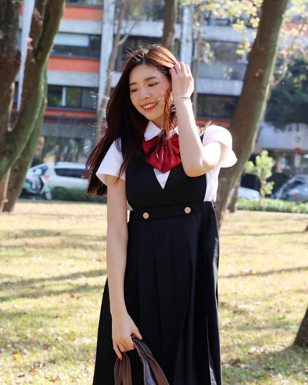 【正妹】溜溜韩国高中生校服逛公园，造型在端庄与随性的美！