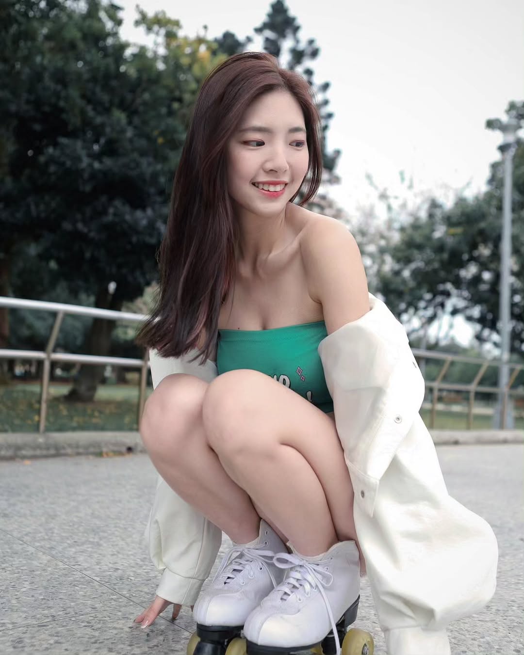 【正妹】溜溜公园滑旱冰美照，一点甜美的梦幻感！