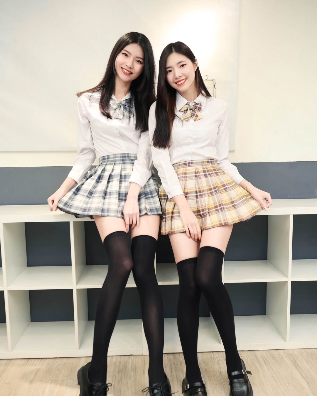 【正妹】溜溜黑丝JK制服美女合照，笑容既温柔又带着俏皮！