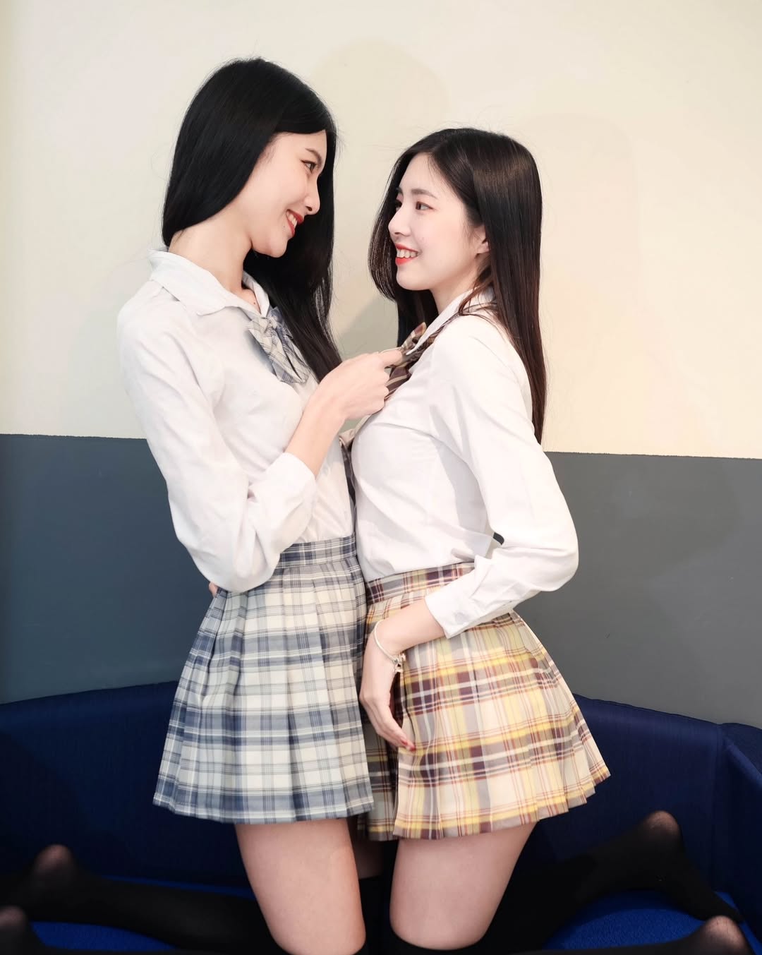 【正妹】溜溜黑丝JK制服美女合照，笑容既温柔又带着俏皮！