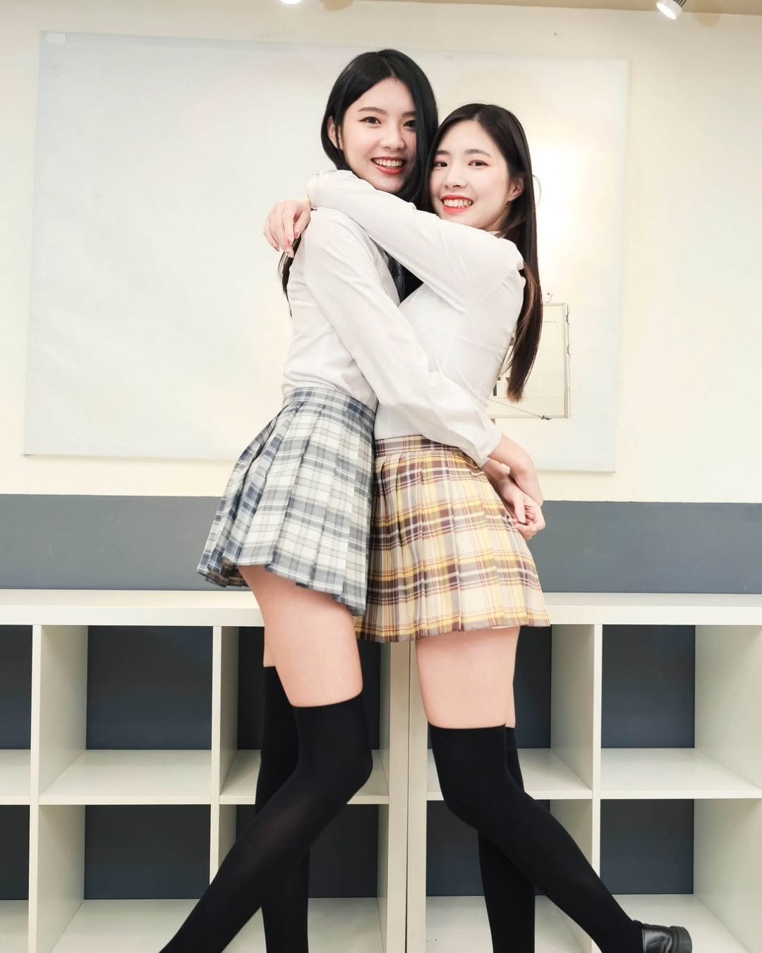 【正妹】溜溜黑丝JK制服美女合照，笑容既温柔又带着俏皮！