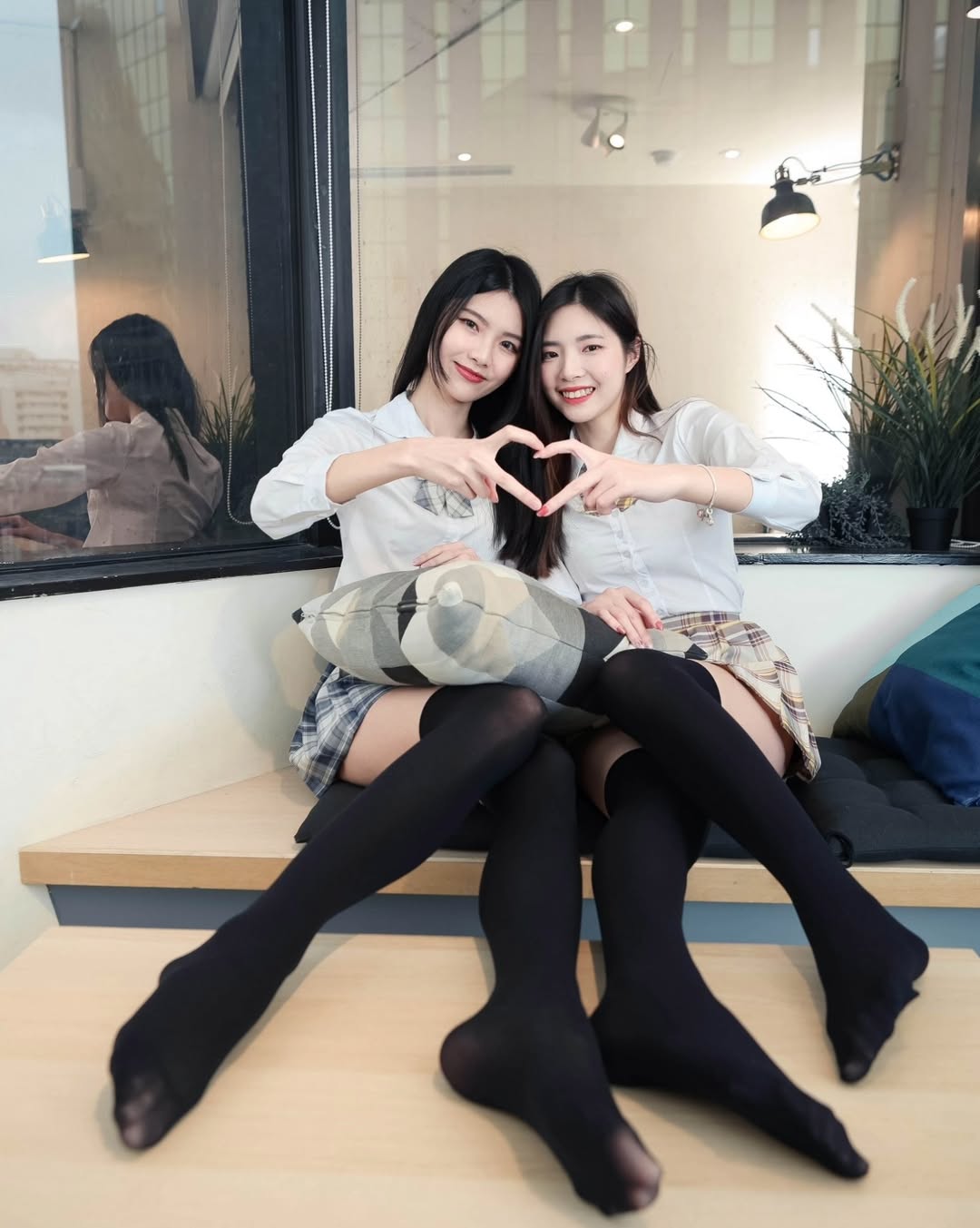 【正妹】溜溜黑丝JK制服美女合照，笑容既温柔又带着俏皮！