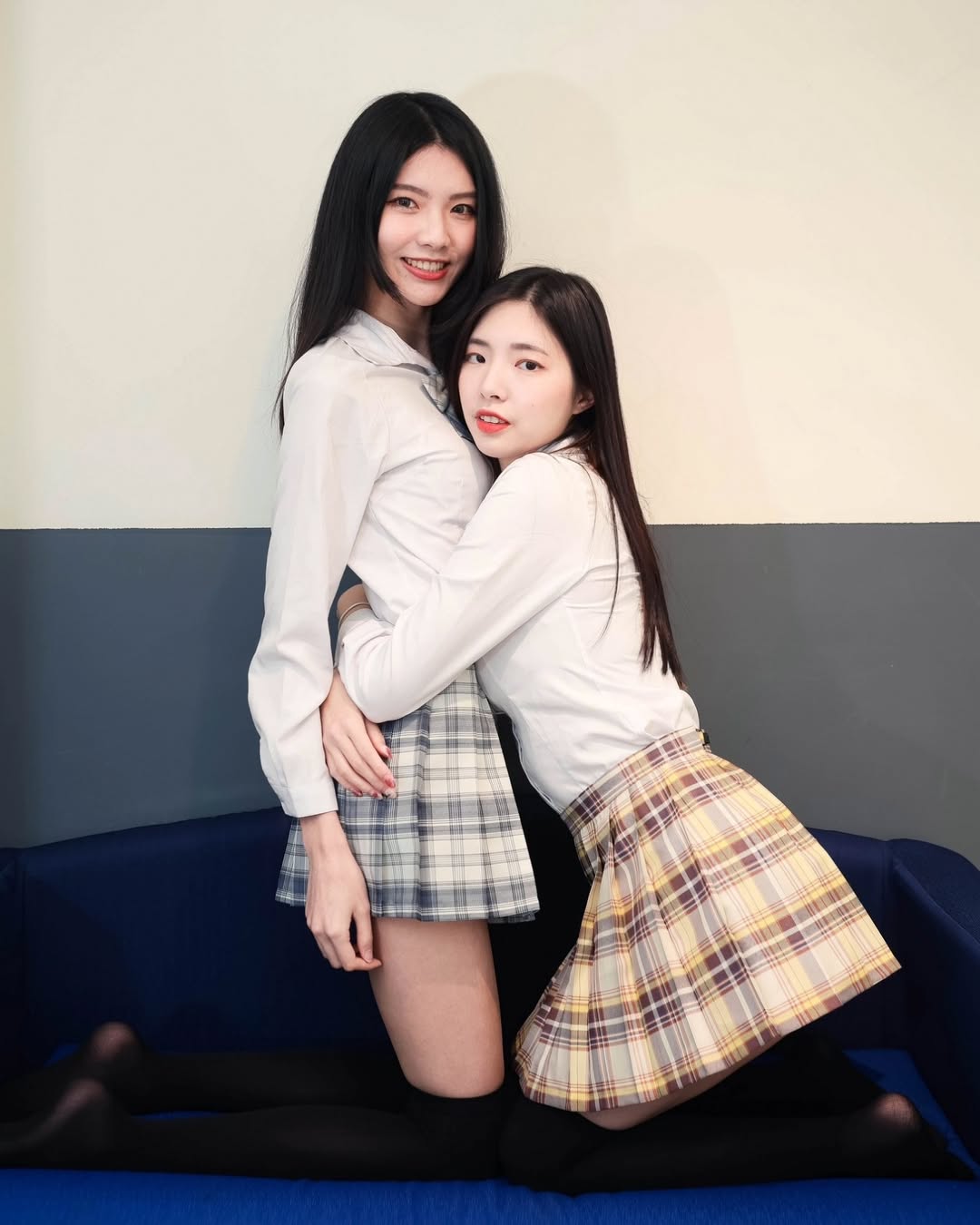 【正妹】溜溜黑丝JK制服美女合照，笑容既温柔又带着俏皮！