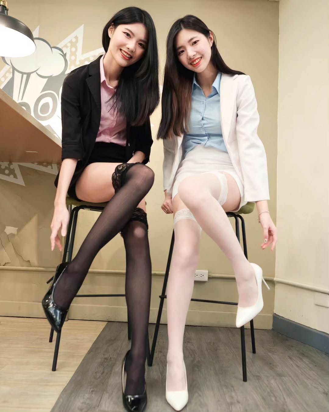 【正妹】溜溜办公室OL制服秘书，OL制服包裹着青春的活泼！