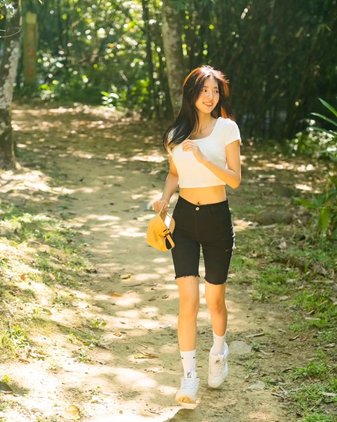 【正妹】溜溜休闲装登山美照，自然美而自信的风景线！