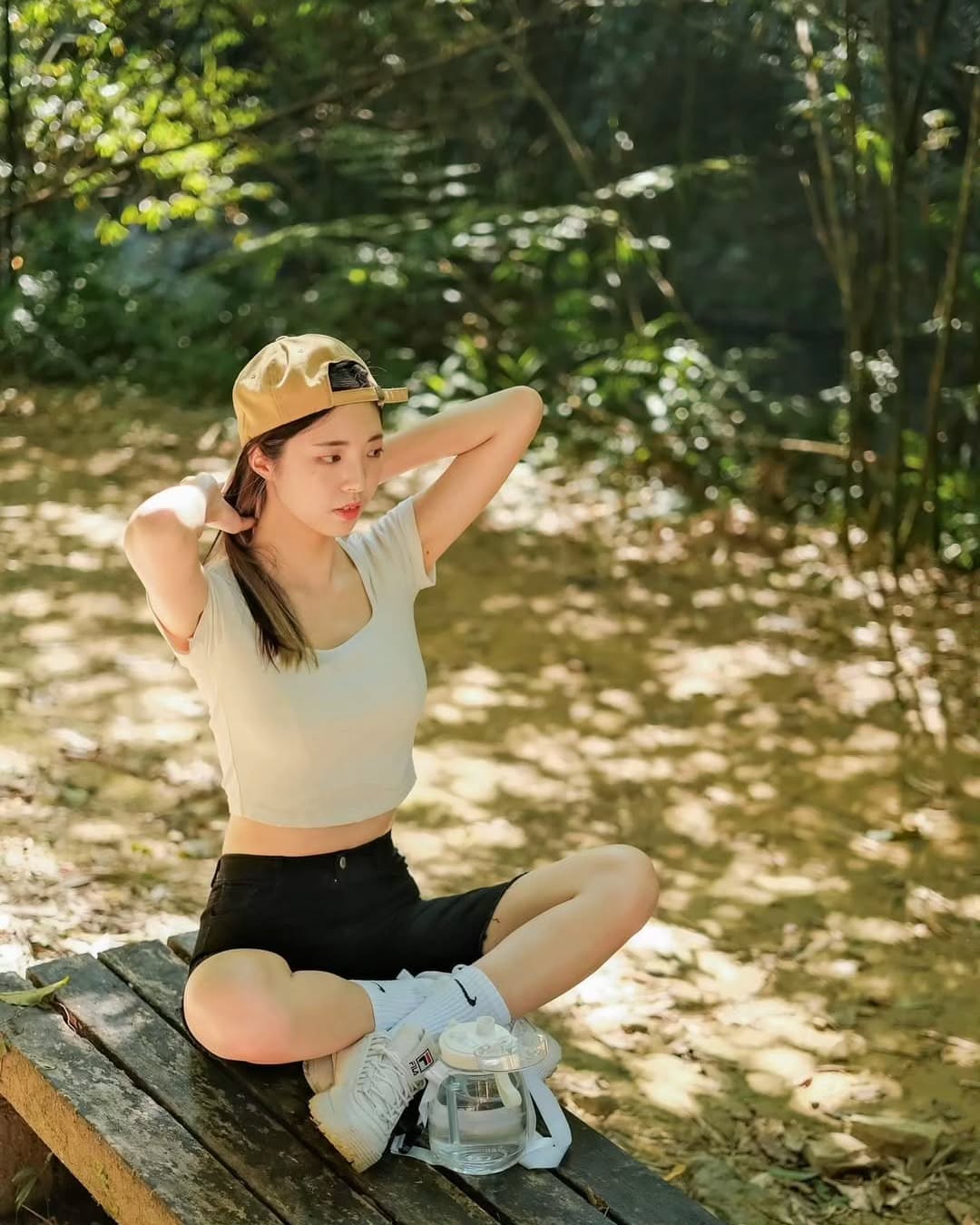 【正妹】溜溜休闲装登山美照，自然美而自信的风景线！