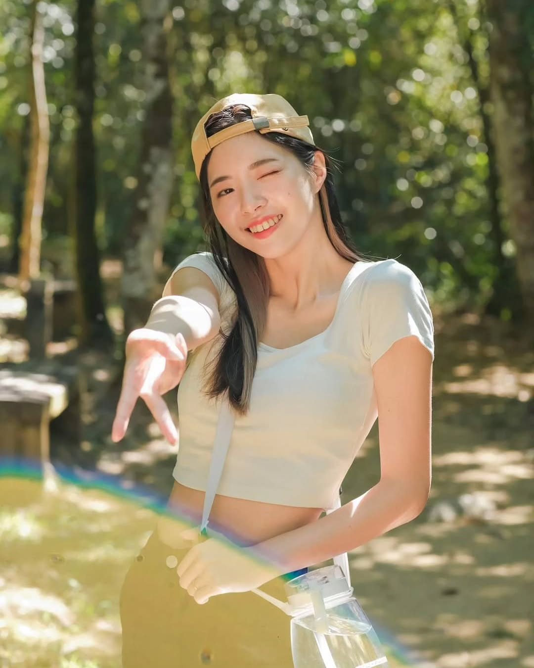 【正妹】溜溜休闲装登山美照，自然美而自信的风景线！