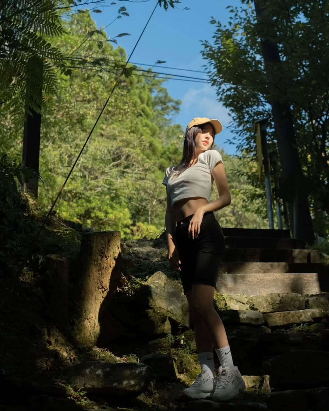 【正妹】溜溜休闲装登山美照，自然美而自信的风景线！