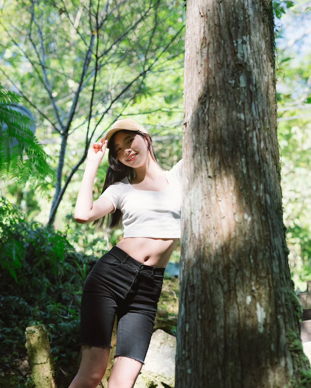 【正妹】溜溜休闲装登山美照，自然美而自信的风景线！