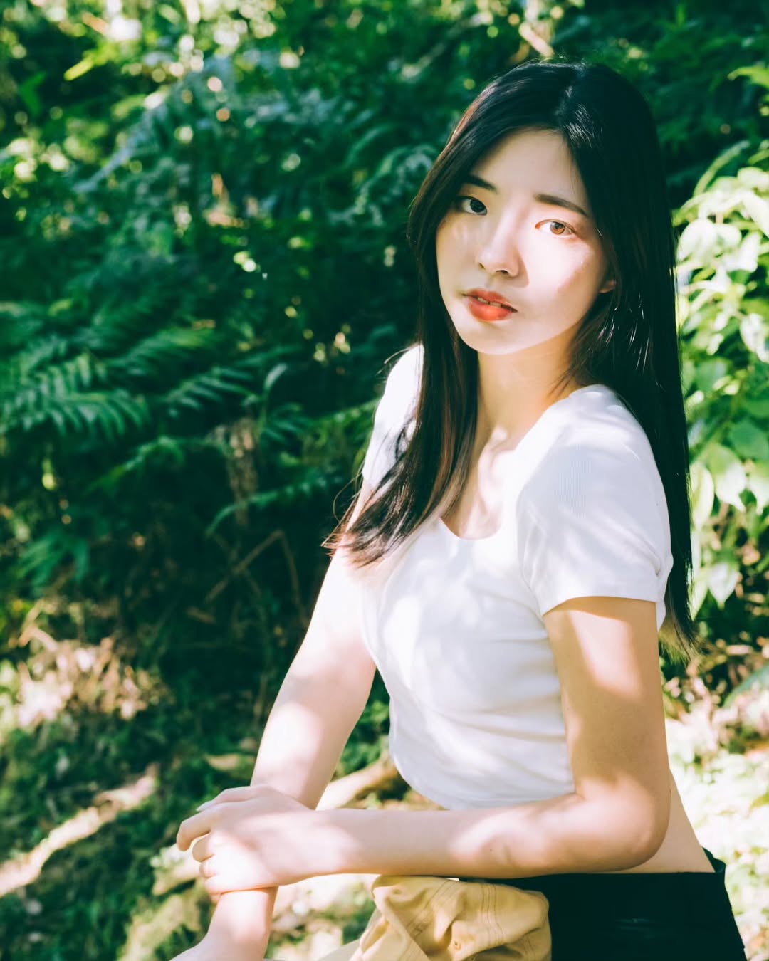 【正妹】溜溜休闲装登山美照，自然美而自信的风景线！