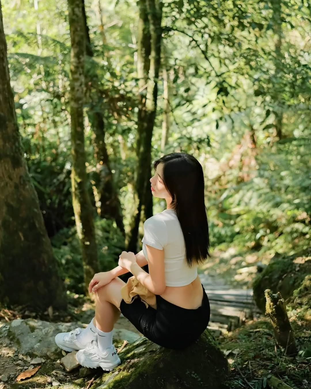 【正妹】溜溜休闲装登山美照，自然美而自信的风景线！