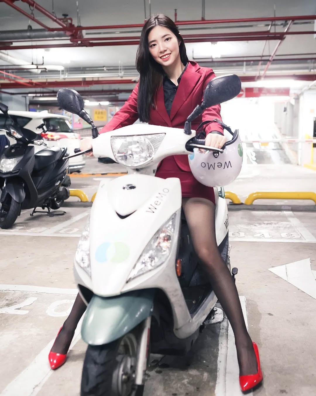 【正妹】溜溜黑丝制服电动车美照，又充满独特的魅力！